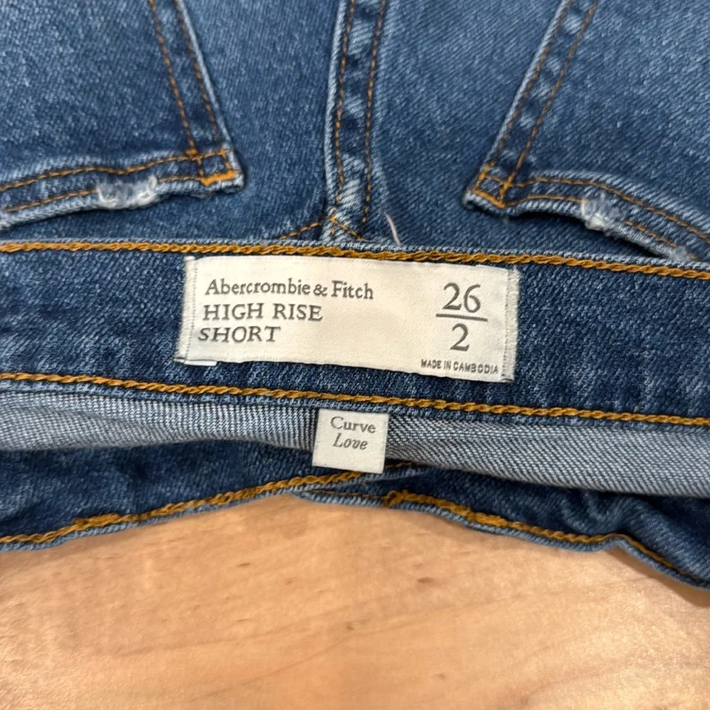 Abercrombie & Fitch Curve Love High Rise Jean Shorts 26/2 distressed raw hem - Picture 2 of 5
